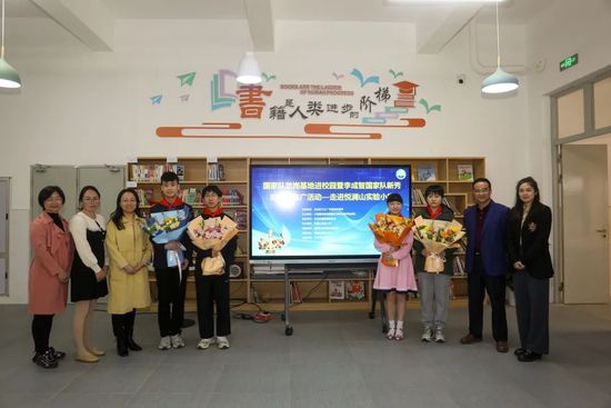 战争的残酷让人压抑难过，他与哈萨克斯坦小女孩的跨国父女情成为仅有的温情；另一边，寄给国内妻女的家书一并退回也将思念放大到极致，无法投身于拯救国家的他，只能孤身被阻隔在中哈边境线上痴望故土